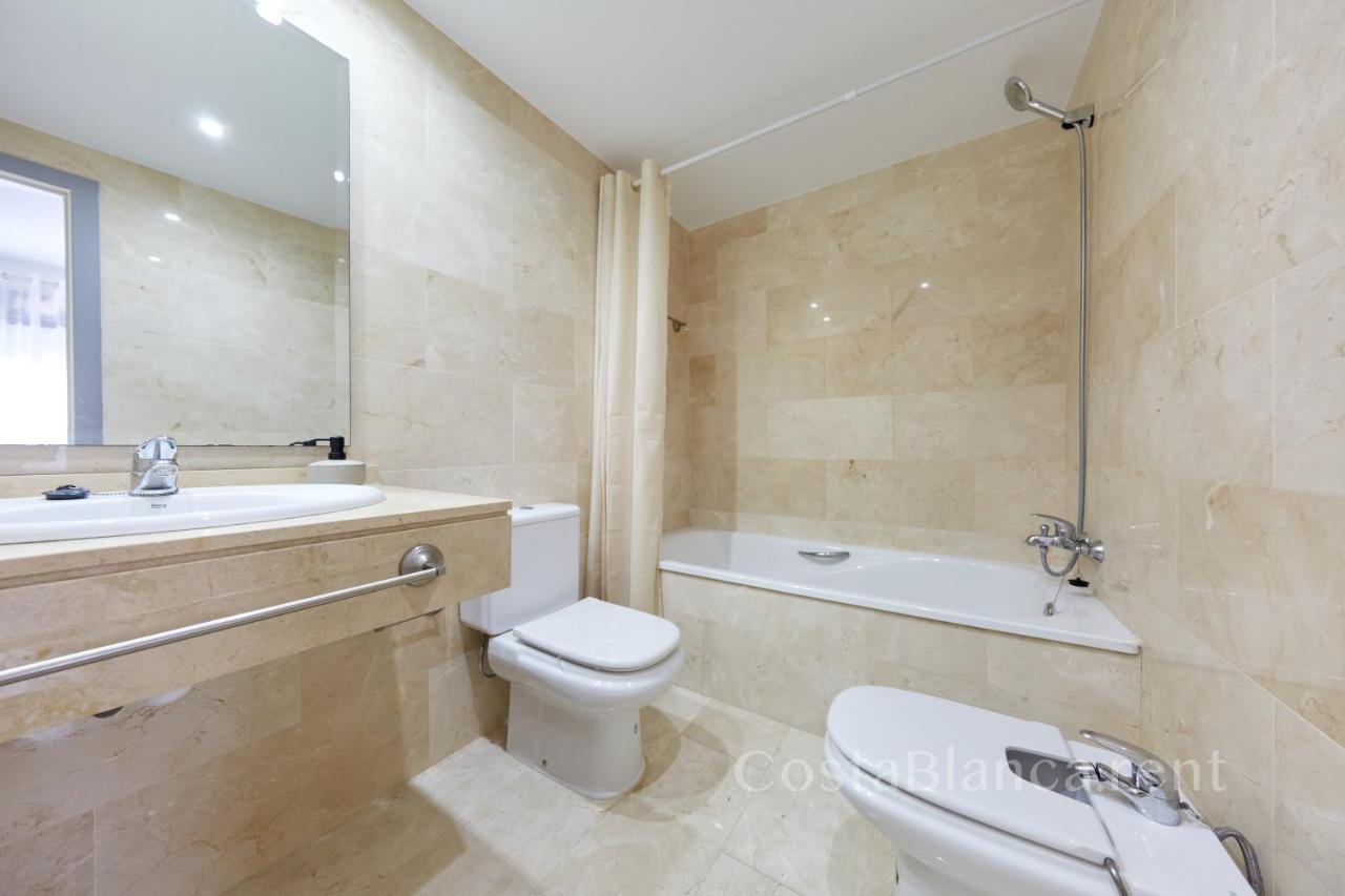 Luxurious, Newly-Renovated Large 2-Bedroom Condo By The Beach Benidorm Luaran gambar