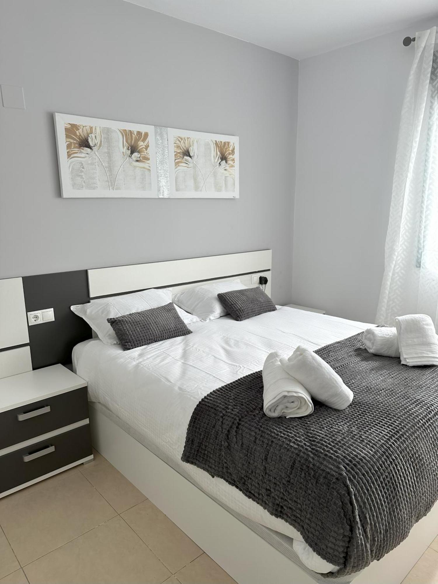 Luxurious, Newly-Renovated Large 2-Bedroom Condo By The Beach Benidorm Luaran gambar