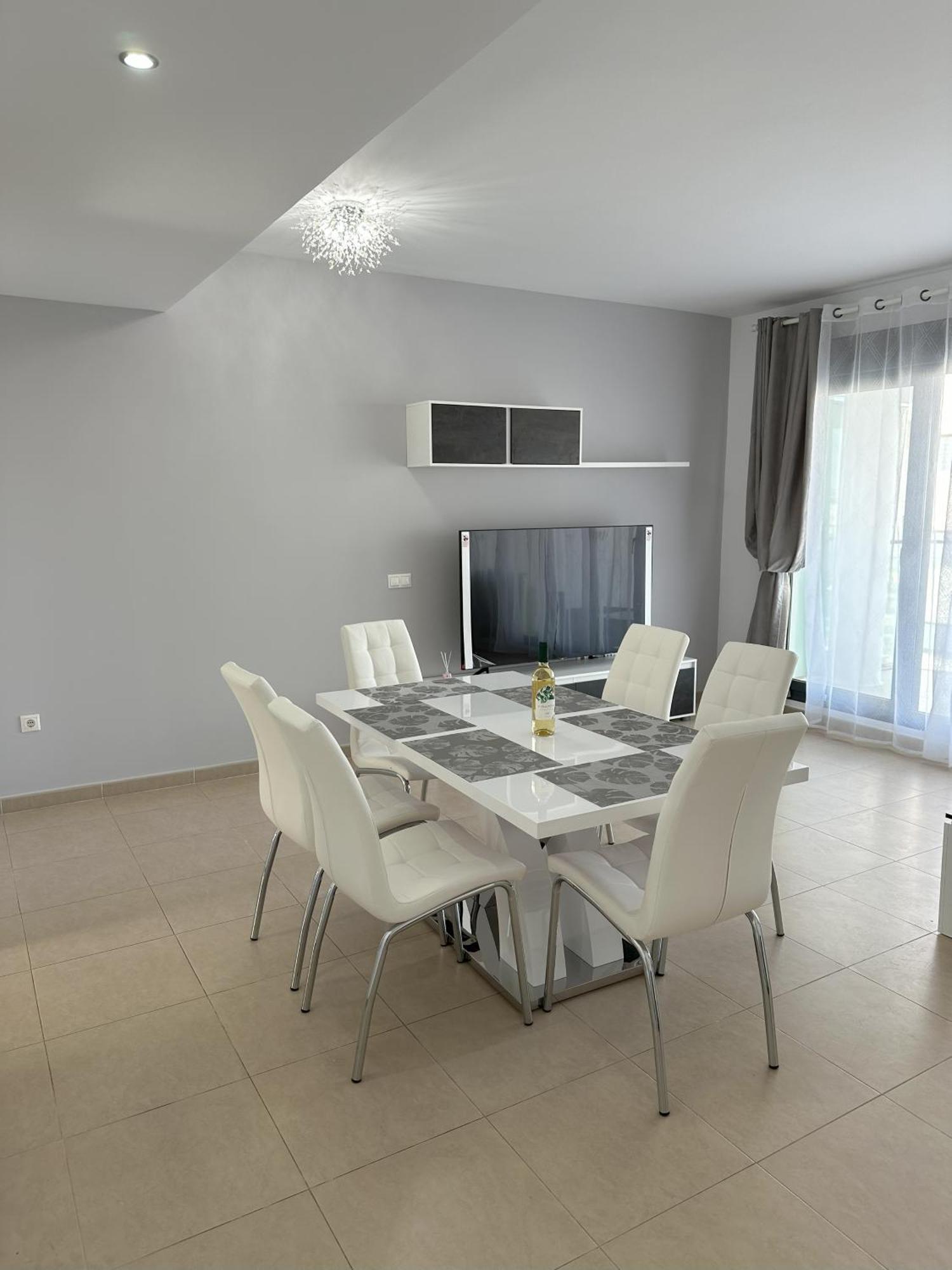 Luxurious, Newly-Renovated Large 2-Bedroom Condo By The Beach Benidorm Luaran gambar