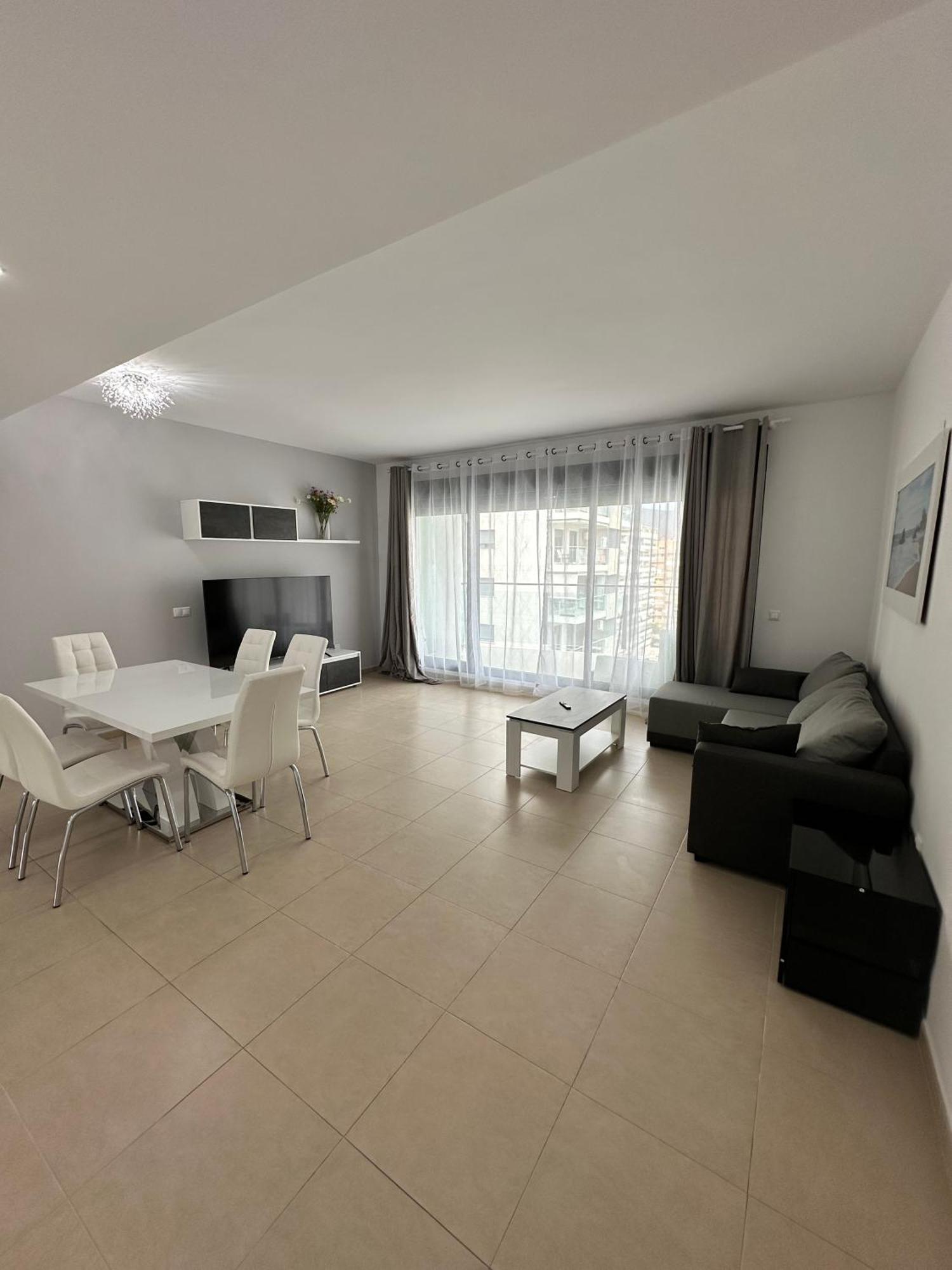 Luxurious, Newly-Renovated Large 2-Bedroom Condo By The Beach Benidorm Luaran gambar