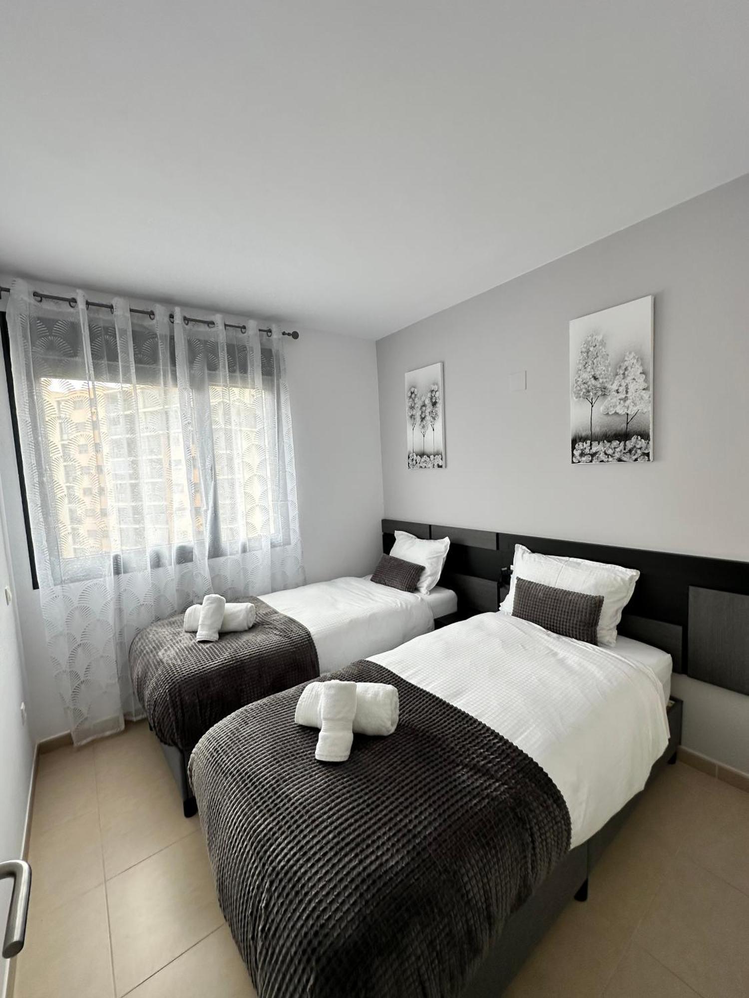 Luxurious, Newly-Renovated Large 2-Bedroom Condo By The Beach Benidorm Luaran gambar