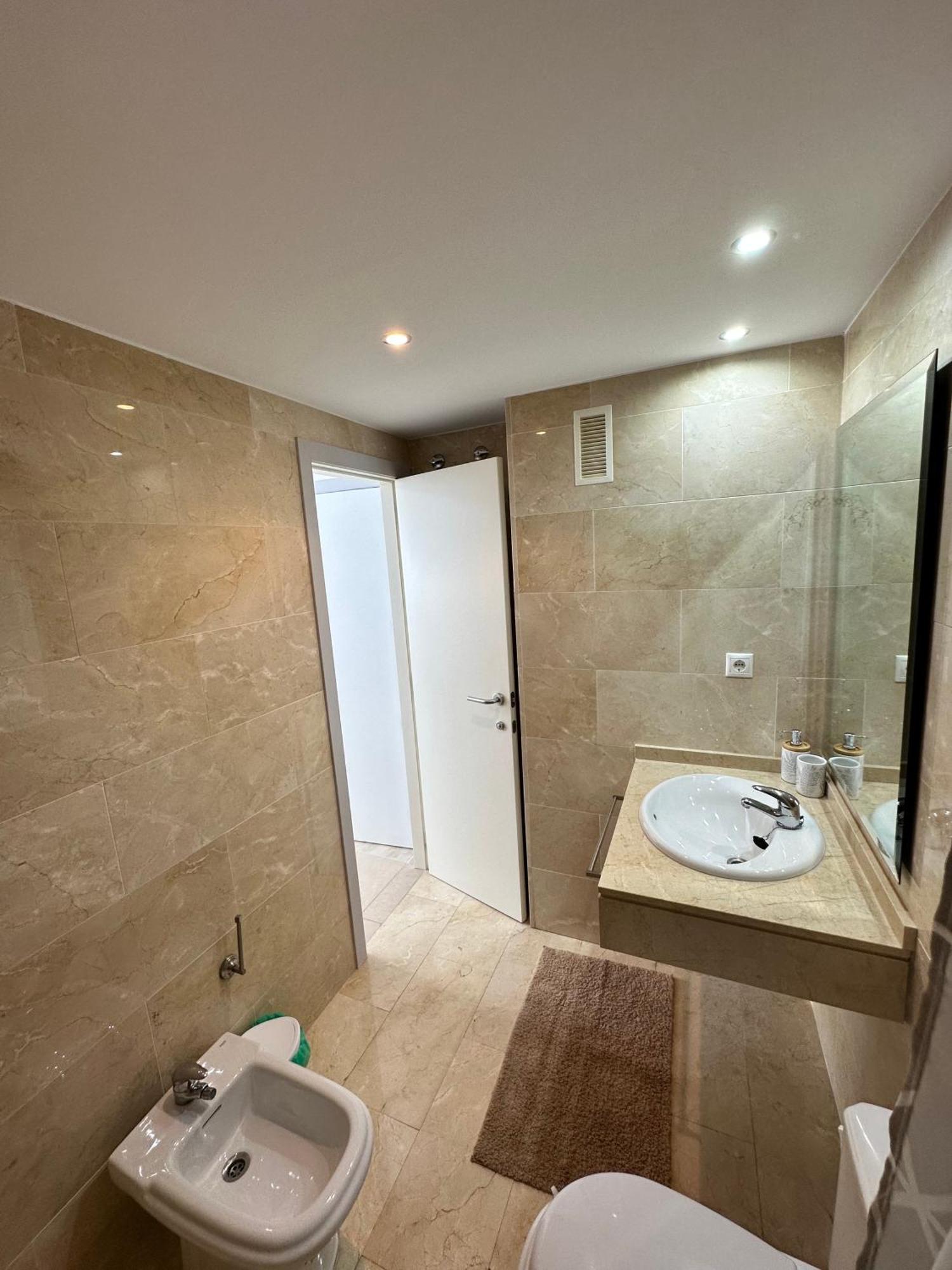 Luxurious, Newly-Renovated Large 2-Bedroom Condo By The Beach Benidorm Luaran gambar