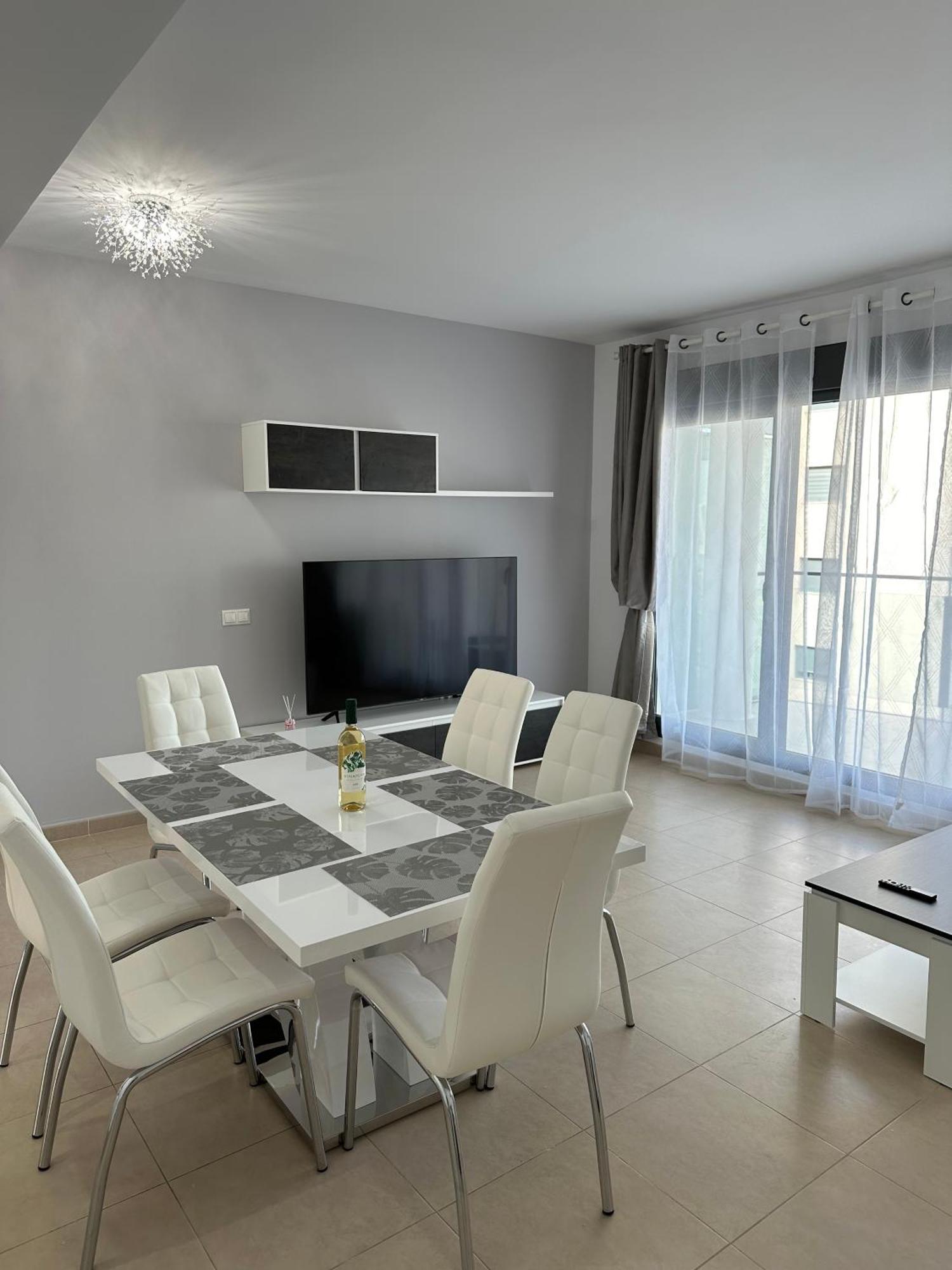 Luxurious, Newly-Renovated Large 2-Bedroom Condo By The Beach Benidorm Luaran gambar