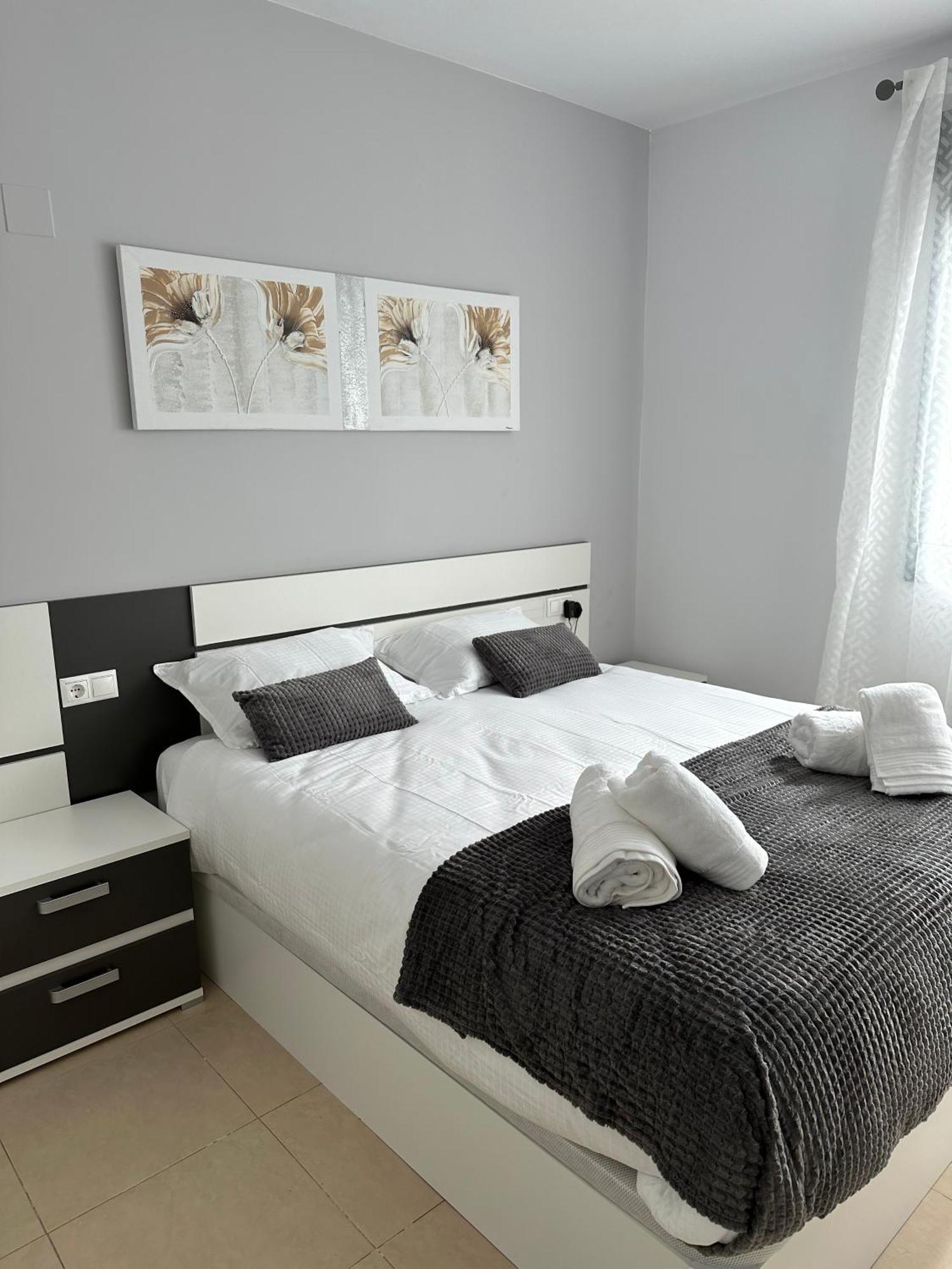 Luxurious, Newly-Renovated Large 2-Bedroom Condo By The Beach Benidorm Luaran gambar